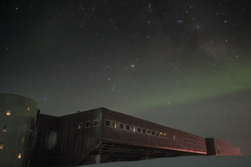 The station in the vestiges of the long antarctic night
